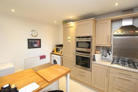 3 bedroom House To Let - Photo 3