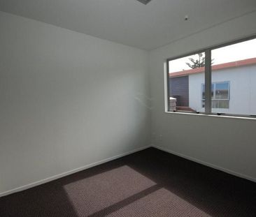 Sunny unfurnished apartment with outdoor pool - Photo 3