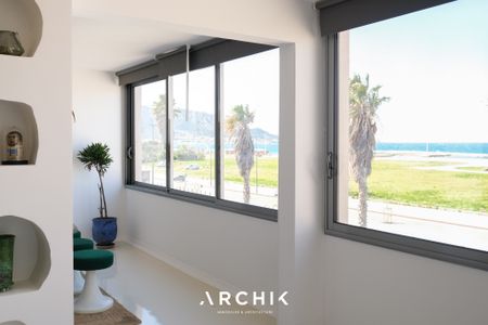 Architecture des années 70, cet immeuble situé en front de mer accueille en son 2ème étage un très bel appartement de 103 m2 alliant charme, modernité et esprit vacances. - Photo 2