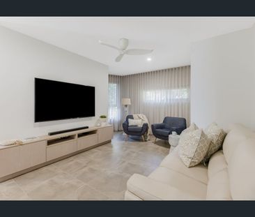 WHOLE FLOOR APRARTMENT IN BOUTIQUE BUILDING OF ONLY 3 - Photo 2