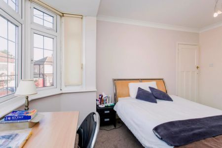 Marvellous double bedroom located in suburban Barkingside - Photo 4