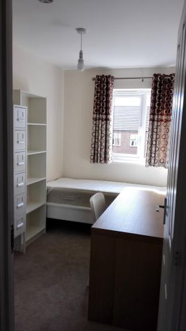 4 bedroom semi-detached house to rent - Photo 4