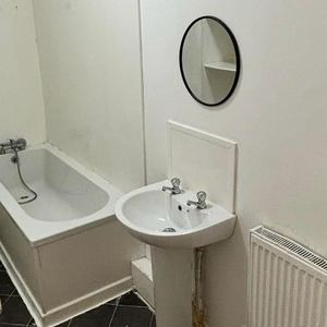 Studio Flat, Picton Road, L15 - Photo 3