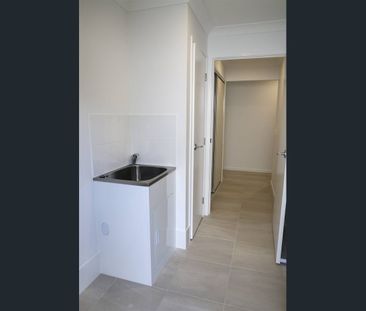 Spacious Family Home in Peaceful Chambers Flat - Photo 5