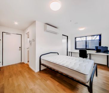 Large Studio with balcony - Photo 2