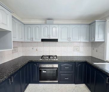 SPACIOUS FAMILY HOME - Photo 3