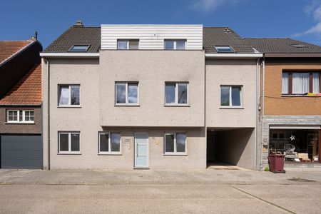 GELIJKVLOERS APPARTEMENT MET GARAGE EN RUIME TUIN - Foto 3