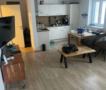 Neuwertige, helle 2-Zimmer-Wohnung mit möblierter Küche, Balkon und... - Photo 1