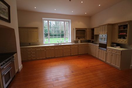 Six Bedroom House for Rent in Wickham Bushops - Photo 4