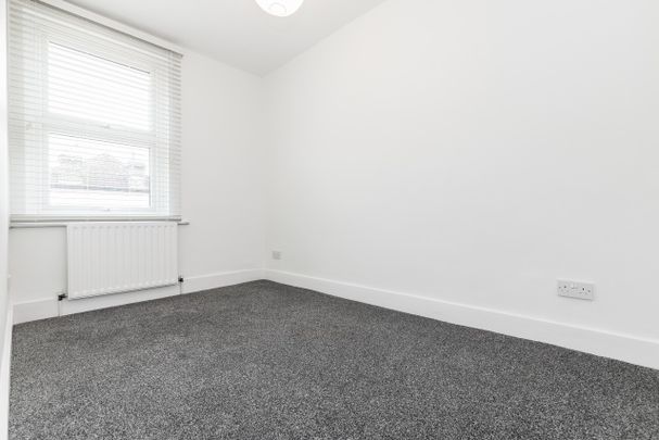 Three Bedroom Flat to Rent in Charlton - Photo 1