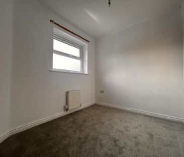 3 bedroom end of terrace house to rent - Photo 3
