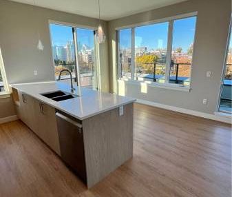 2-Bedroom Penthouse over Beacon Hill Park - Photo 2