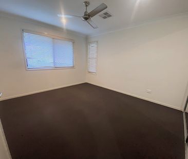 SPACIOUS TOWNHOUSE IN A QUIET STREET - Photo 4