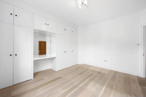 4 bedroom house in London - Photo 1