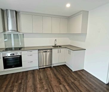 Modern, Sunny 2 Bedroom Standalone Home in Henderson - Photo 4