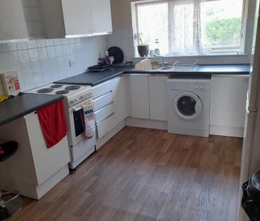 1 bedroom in a flat share to rent - Photo 3