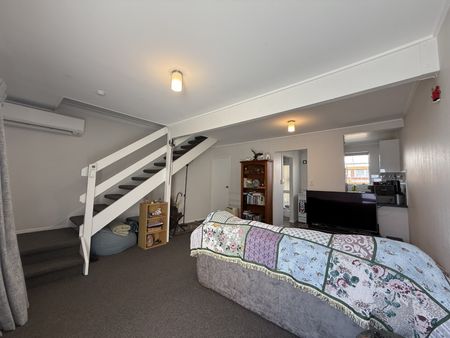 Modern 2 Bedroom with car park - Photo 3