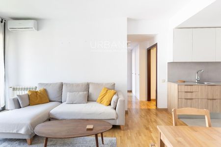 Luminoso Apartamento Amueblado de 2 Dormitorios con Balcón en el Vibrante Raval - Alquiler temporal con fines turísticos y de ocio - Photo 2