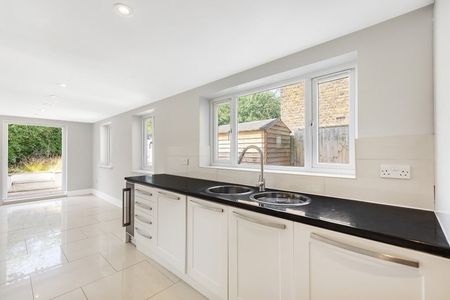 4 Bed Semi-Detached House, Eastbourne Road, TW8 - Photo 5