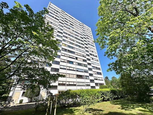 Gut aufgeteilte 3-Zi-Wohnung mit Balkon in der grünen Waldstadt - Photo 1