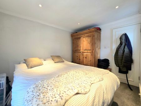 1 Bedroom Apartment, Greyhound Road, London - Photo 2