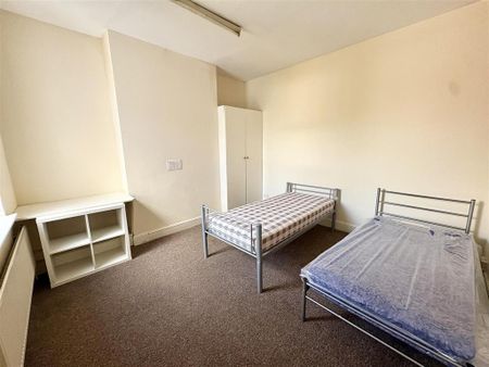 4 bedroom terraced house to rent - Photo 3