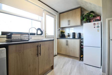 3 bedroom end of terrace house to rent - Photo 2