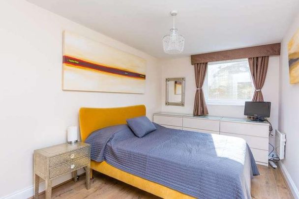 Dolphin House, Wandsworth, SW18 - Photo 1