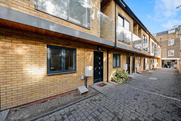 4 bedroom mews to rent - Photo 1