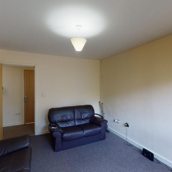 2 bedroom ground floor flat to rent - Photo 1