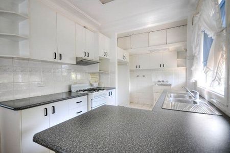 Huge Family Home - Photo 5