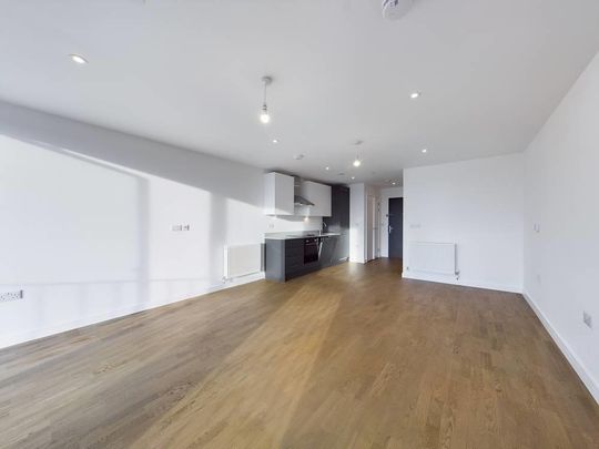 The Broadway, Crawley - Photo 1