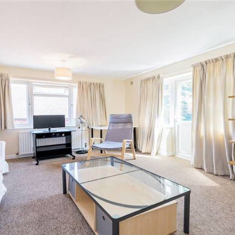 3 Bedroom, 1 bath, 1 reception Flat - Photo 1