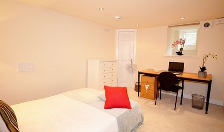 Huge 7 Bedroom Student Property Opposite Collegiate Campus! - Photo 5