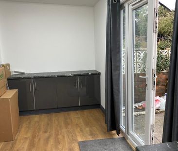 Available Immediately 3/4 Bedrooms 1 Bathrooms , 2 W/C , Semi Detac... - Photo 5