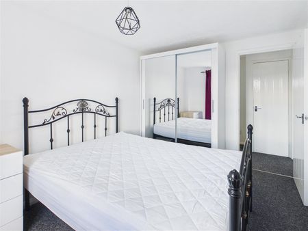 To Let - Photo 3