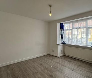 4 bedroom semi-detached house to rent - Photo 3
