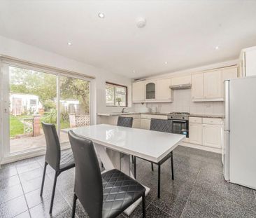 4 bedroom detached house to rent - Photo 3