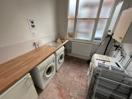 5 bedroom end of terrace house to rent - Photo 4