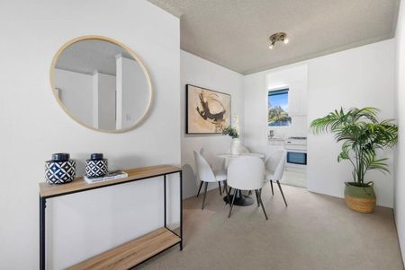 Stunning Waterfront Apartment with Panoramic Bay Views - Photo 3