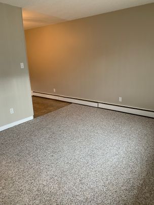 Hillcrest Manor - Photo 1