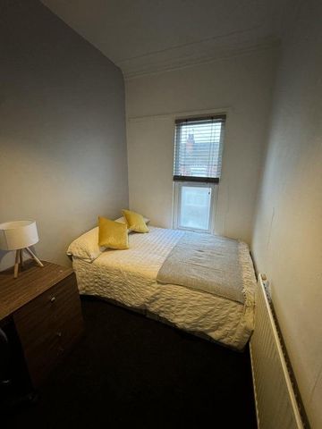 1 bedroom in a house share to rent - Photo 3
