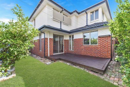 Spacious Four-Bedroom Townhouse in Prime Oakleigh South Location - Photo 4