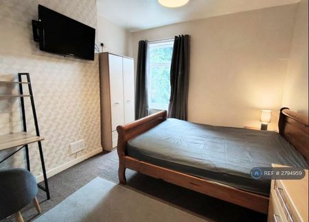 1 bedroom in a house share to rent - Photo 5