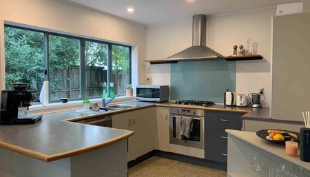 A TRUE FIND IN MT ALBERT- 4 Bedroom Available now! - Photo 5