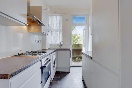 2 bedroom ground floor flat to rent - Photo 3