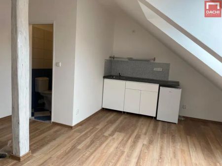 Pronájem podkrovního bytu 1+kk, po rekonstrukci, Zeyerova ul, Olomouc - Photo 2
