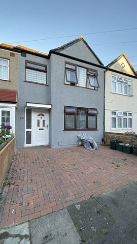 Room in a Shared House, Abbotts Road, CR4 - Photo 3