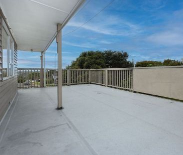 Spacious Four Bedroom in Prime Location - Photo 3