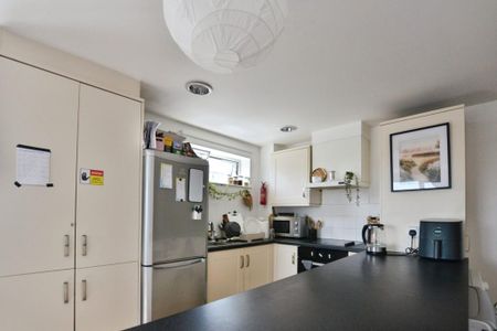 1 bedroom in a flat share to rent - Photo 5